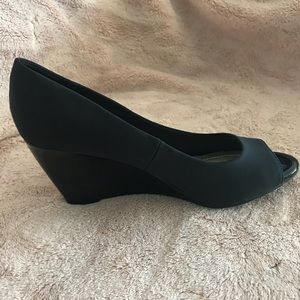 NEW Bandolino Peep Toe Wedge Pumps Black Sz 8